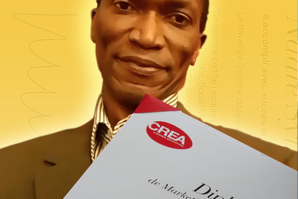 Ndaté Sylla avec son diplôme de marketing et de Digital Strategist chez CREA - OMNES Education, à Genève Suisse